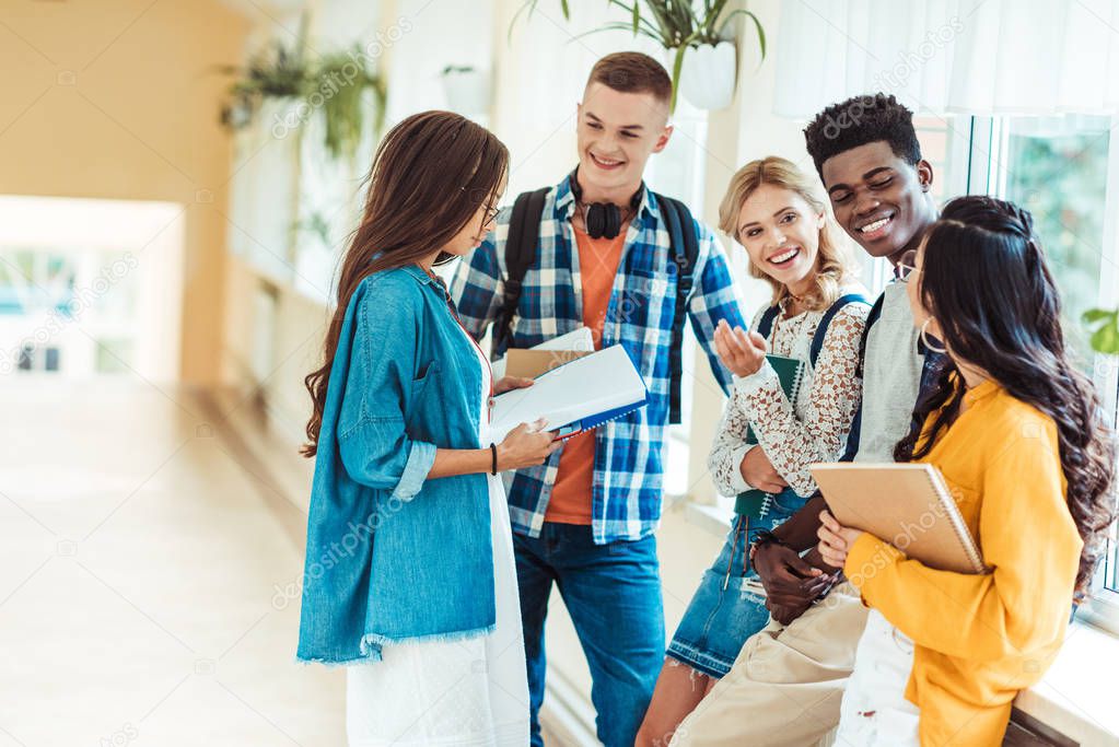 Studente che prepara un pasto veloce e sano