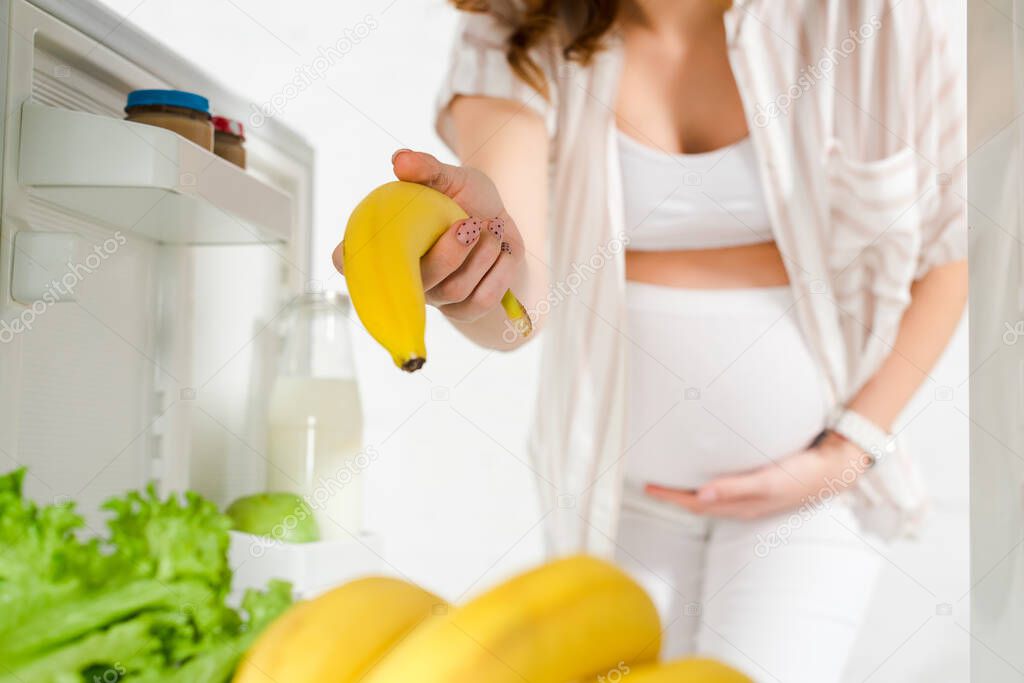 Donna in gravidanza con alimenti salutari