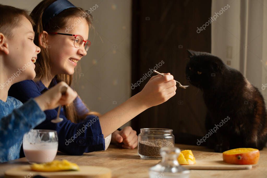 Persona che mangia con consapevolezza