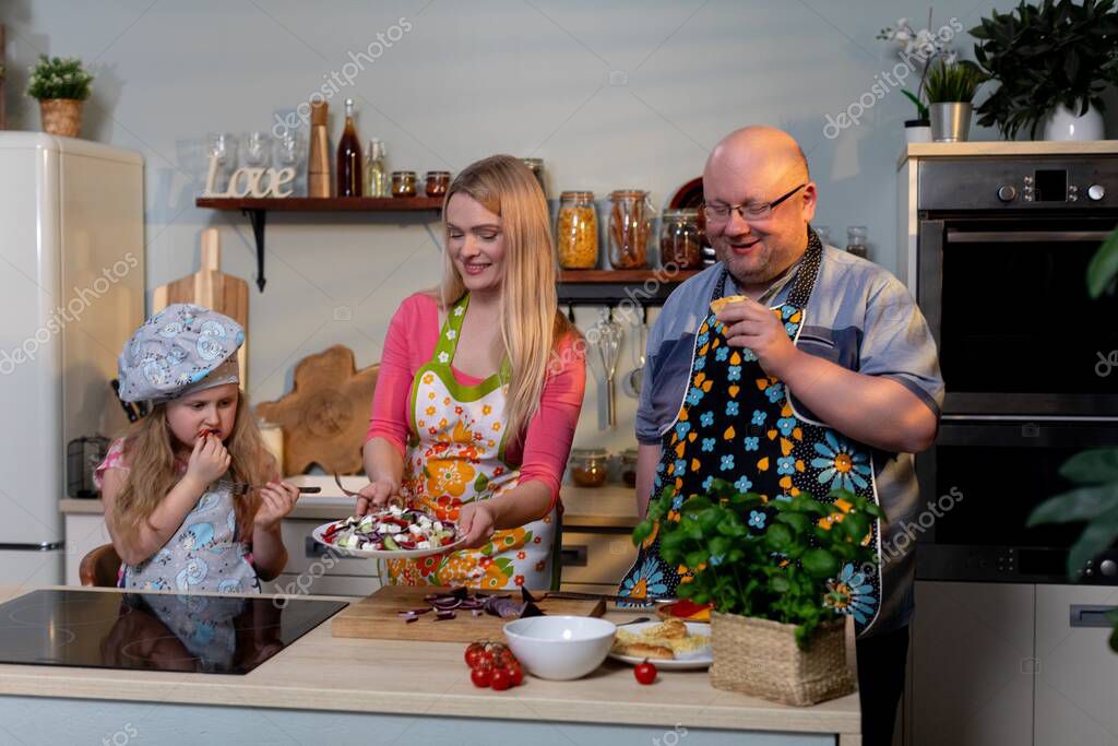 Famiglia che prepara una merenda sana insieme