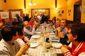 Tavolo al ristorante con piatti semplici e bilanciati